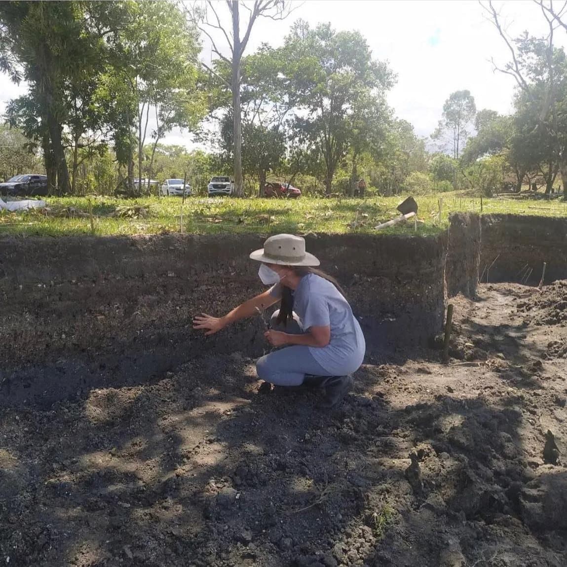 Escavação arqueológica em sítio de sambaqui